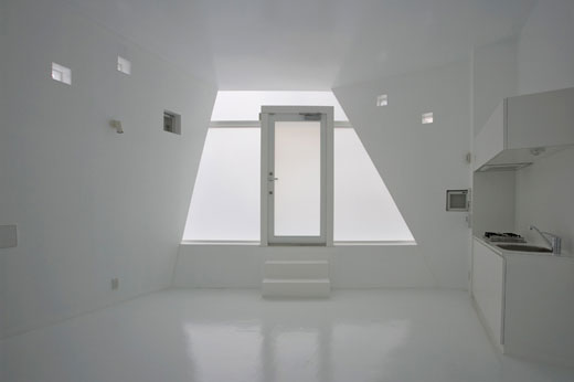 ساختمان مینیمالیستی با خطوط ساده