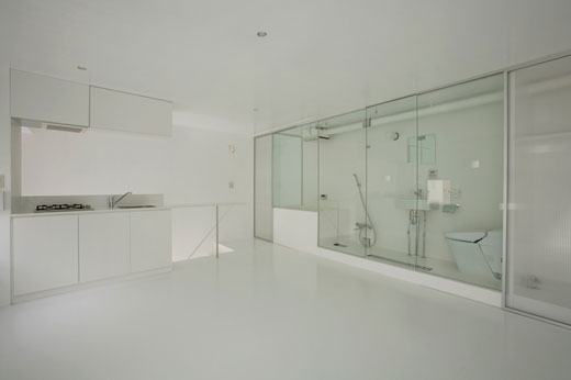 فضای داخلی مینیمالیستی با نور طبیعی