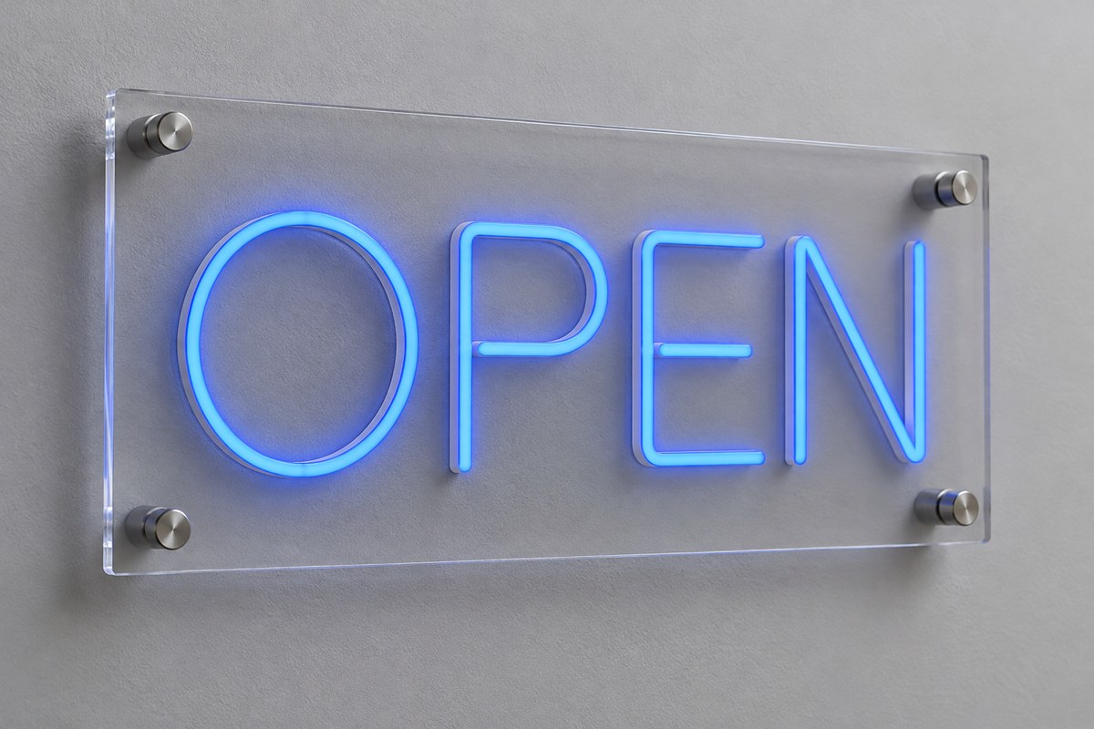 نئون فلکسی آبی با نوشته OPEN روی پلکسی شفاف و بستهای دیواری